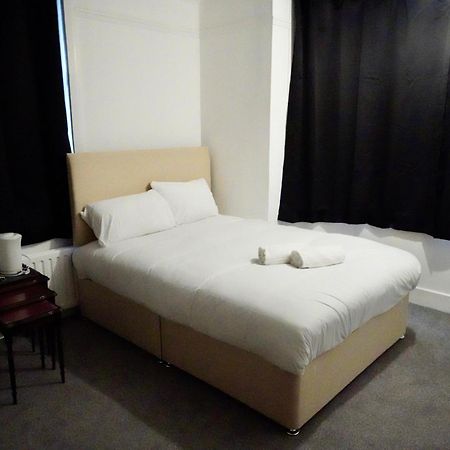 Gatwick Birchwood Lodge With Holiday Parking Horley Extérieur photo
