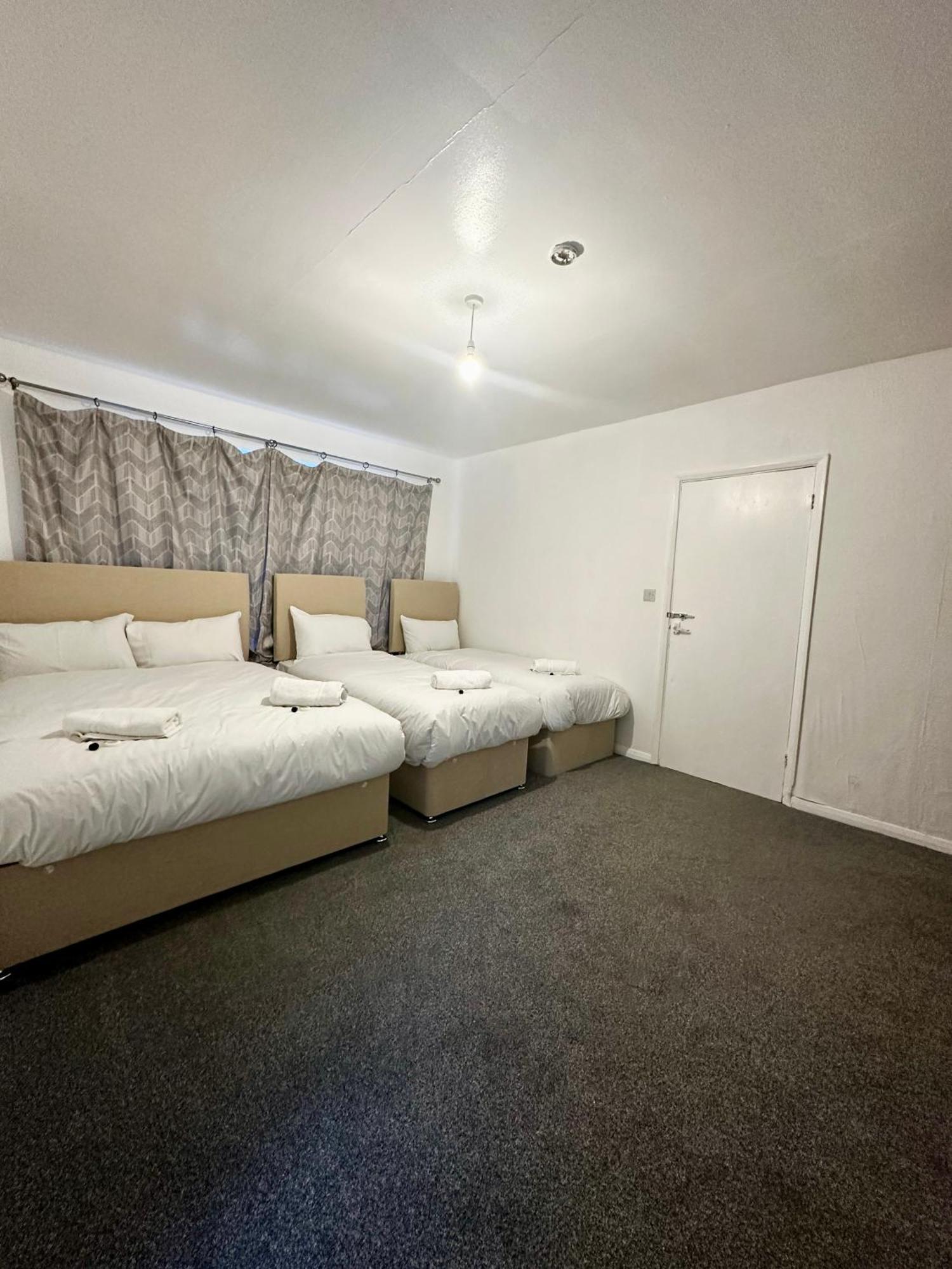Gatwick Birchwood Lodge With Holiday Parking Horley Extérieur photo